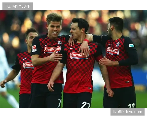 弗赖堡战术革新显成效,强敌对决中表现抢眼 弗赖堡战术革新显成效,强敌对决中表现抢眼