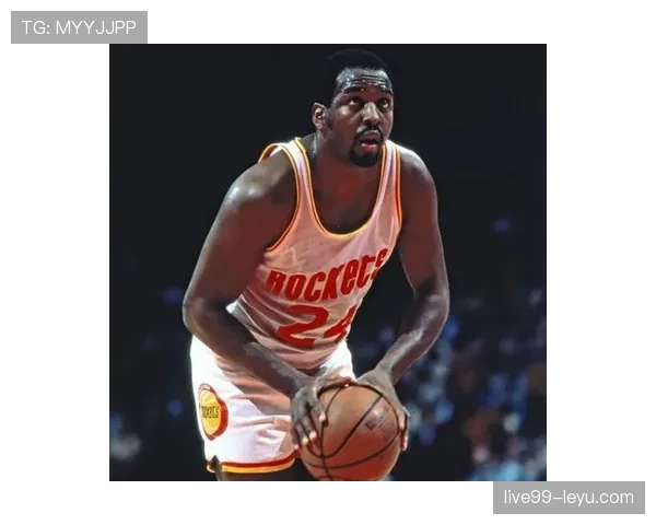 摩西·马龙内线篮板提升明显，压制对手篮下攻防转换效率